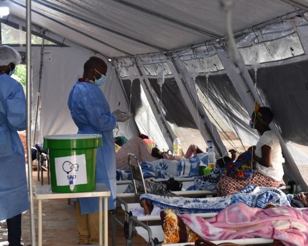 MSF teams are working on increasing the capacity of Lichinga Provincial Hospital’s existing Cholera Treatment Centre (CTC) to 50 beds. Our teams are also reinforcing health promotion messages, carrying out hygiene product distributions and donations, conducting training for health professionals on treatment, as well as increasing infection prevention and control (IPC) measures.

In Niassa, according to the Ministry of Health, more than 1,400 cases and 13 deaths have been reported between mid-September 2022 and January 2023 in the five ffected districts: Lichinga – where the provincial capital is located – Lago, Mecanhelas, Mandimba and Sanga.